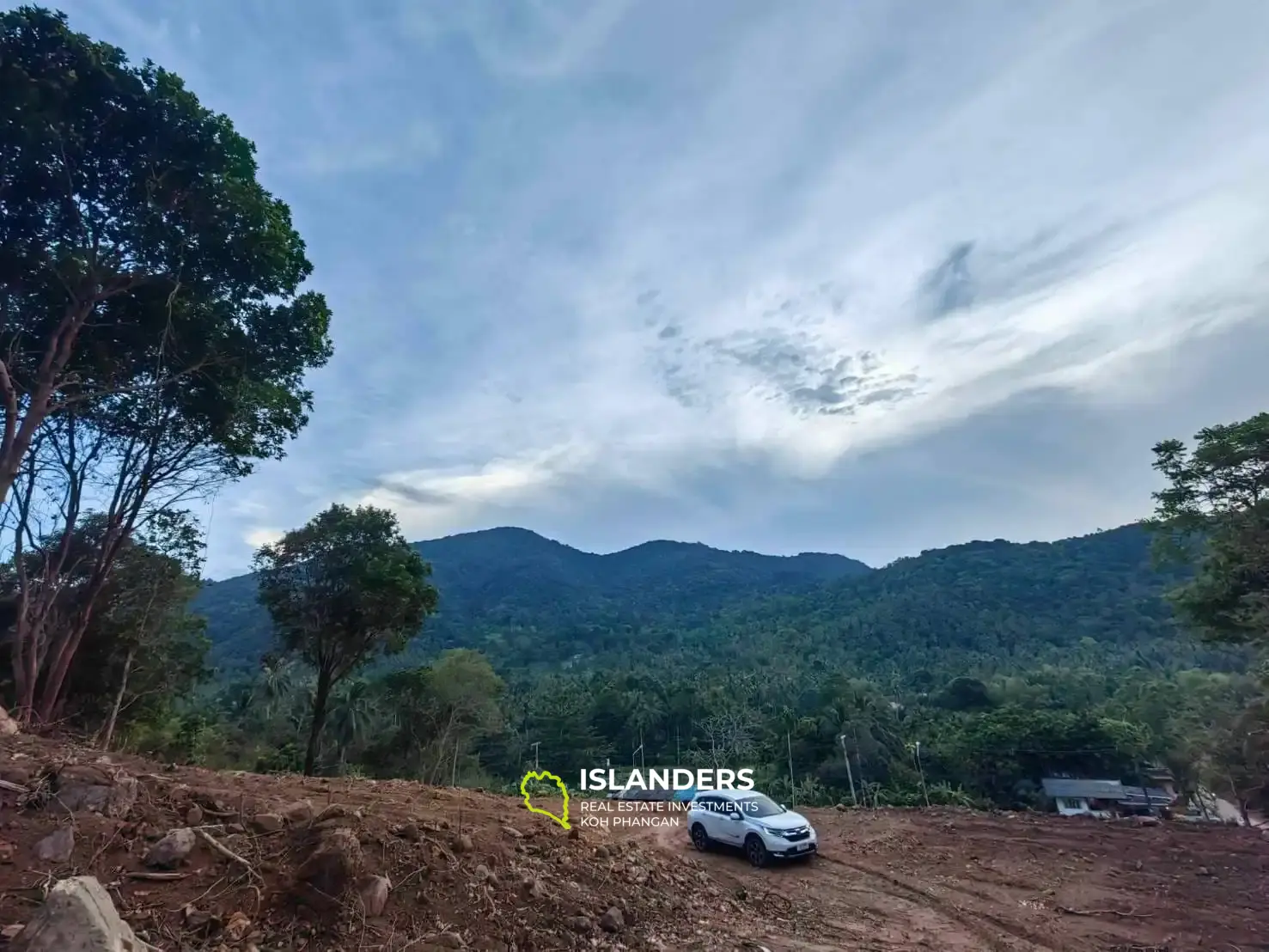 Land next to main road in Chaloklum  