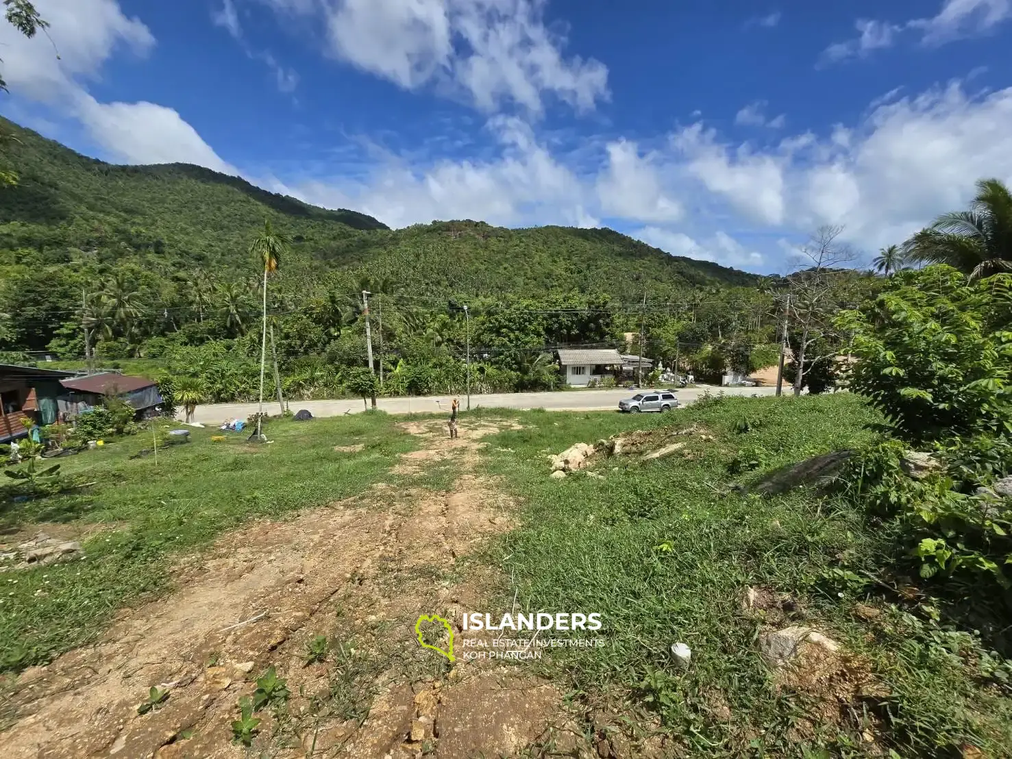 Land next to main road in Chaloklum  