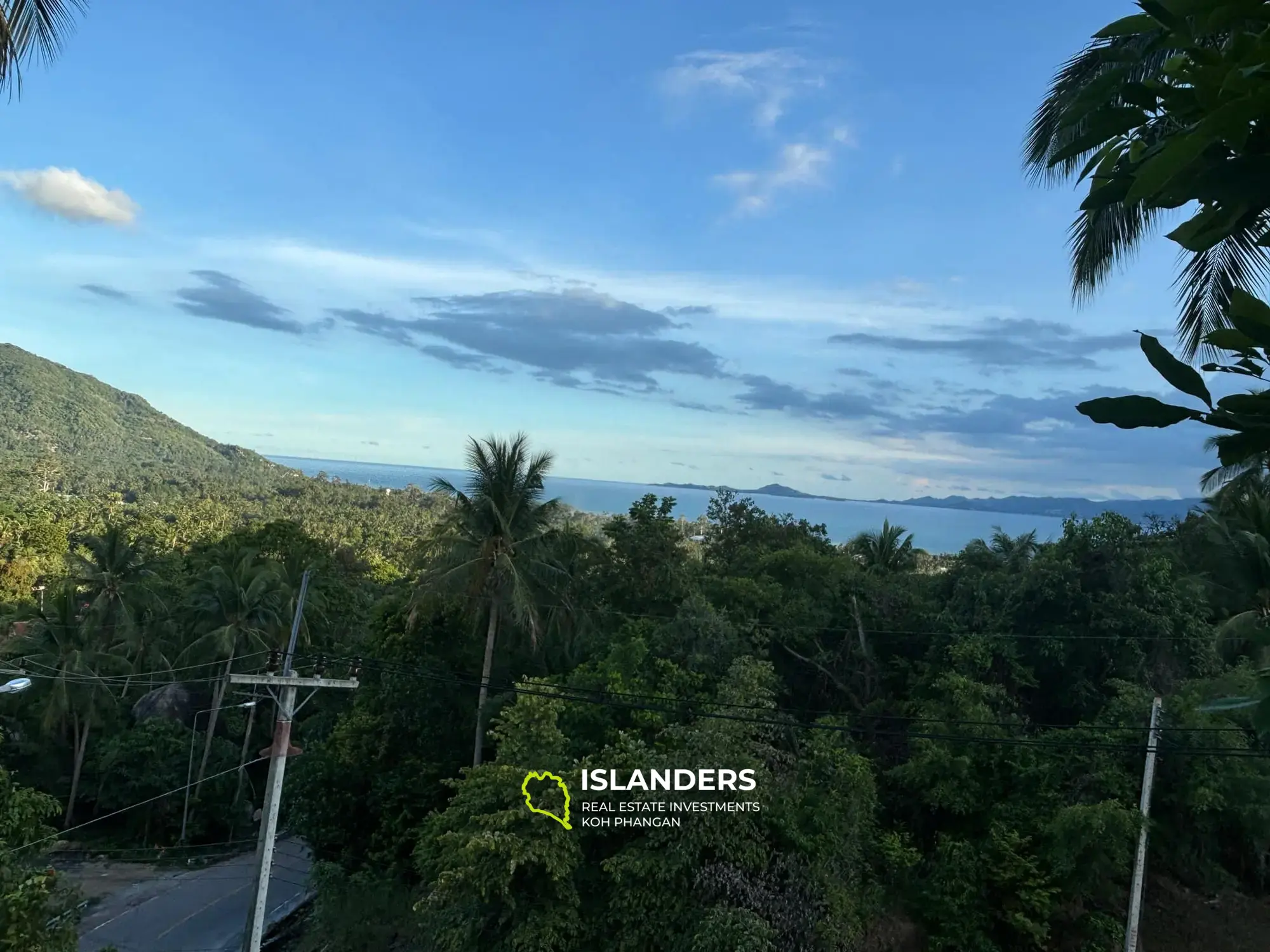 Land mit Meer- und Sonnenaufgangsblick