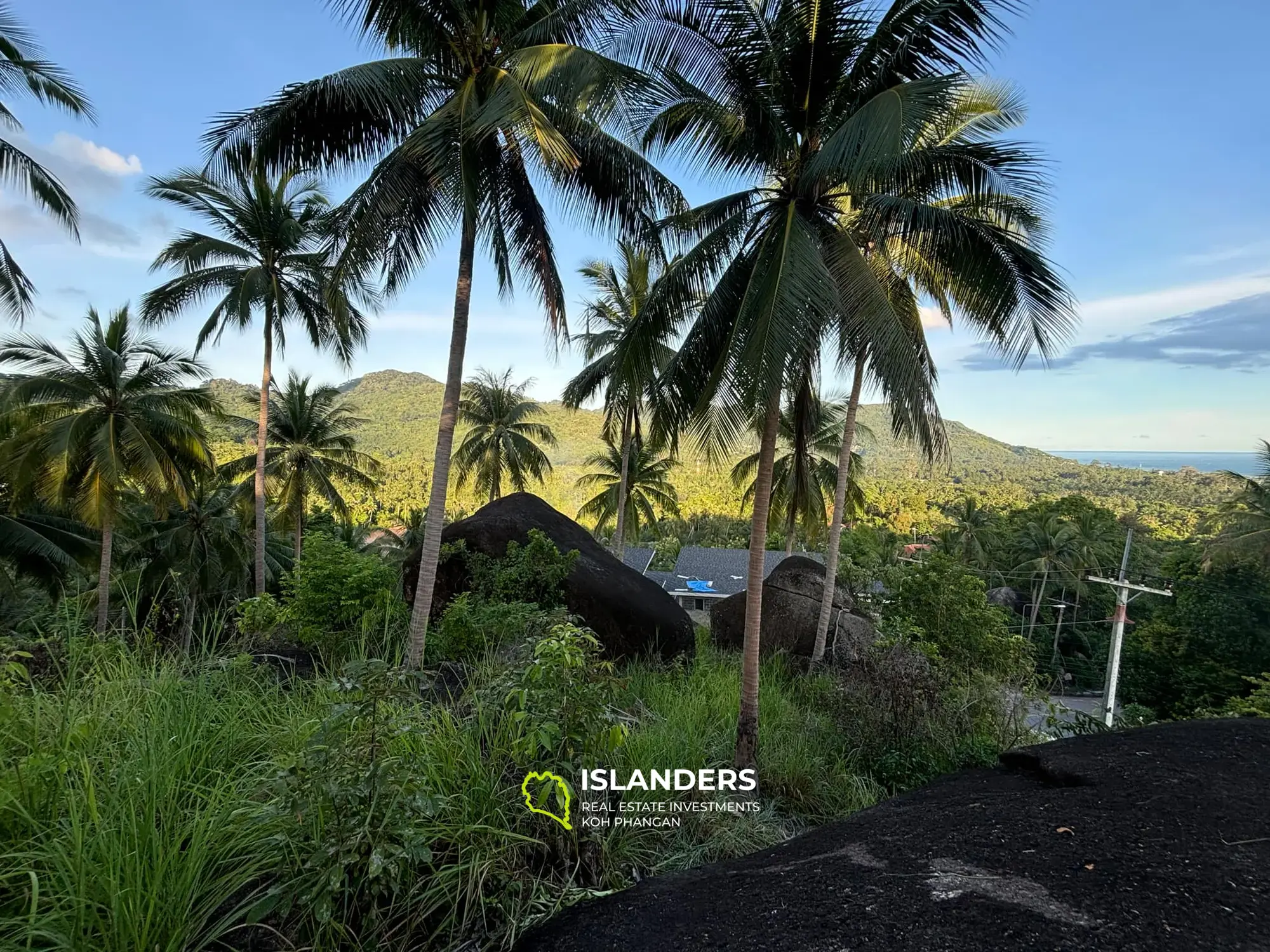 Land mit Meer- und Sonnenaufgangsblick