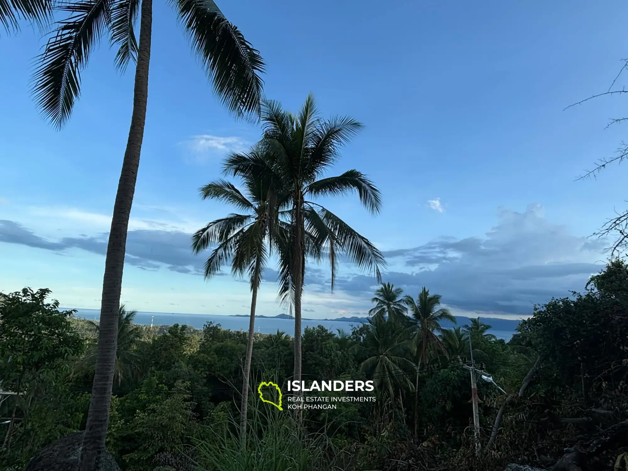 Land mit Meer- und Sonnenaufgangsblick