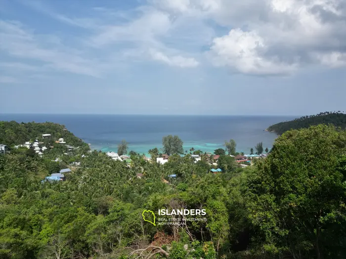 Beau terrain avec vue sur la mer à côté de la route principale  